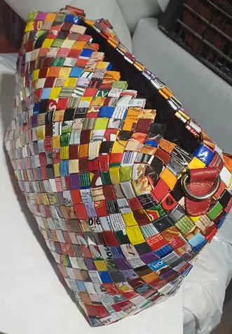 Poșete confecționate handmade din hârtie plastifiată